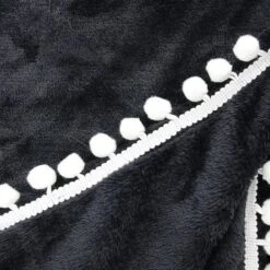 THE HOME DECO FACTORY Plaid A Pompons Bicolore Flanelle M6 - Noir -Vente De Chambre the home deco factory plaid a pompons bicolore flanelle m6 noir 3664944056072 426393